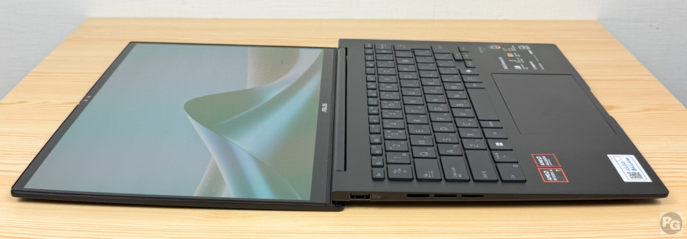 ASUS Zenbook 14 (UM3406)のディスプレイが開く最大角度は180度