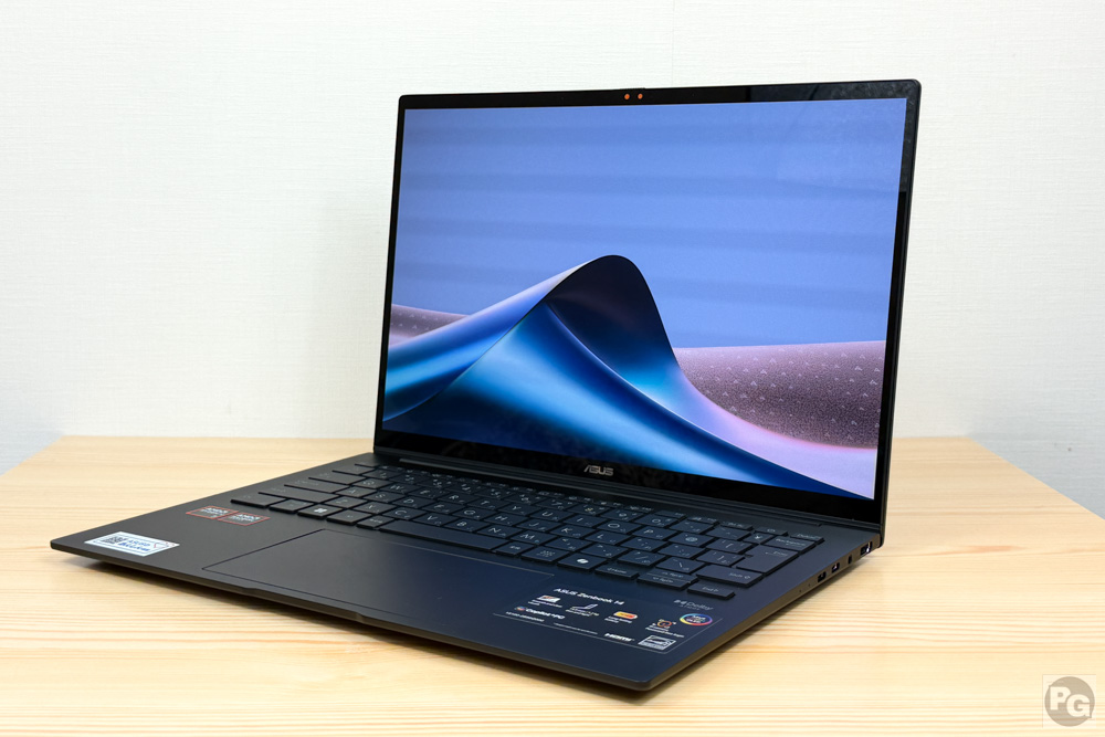 ASUS Zenbook 14 (UM3406) 斜め前から撮影
