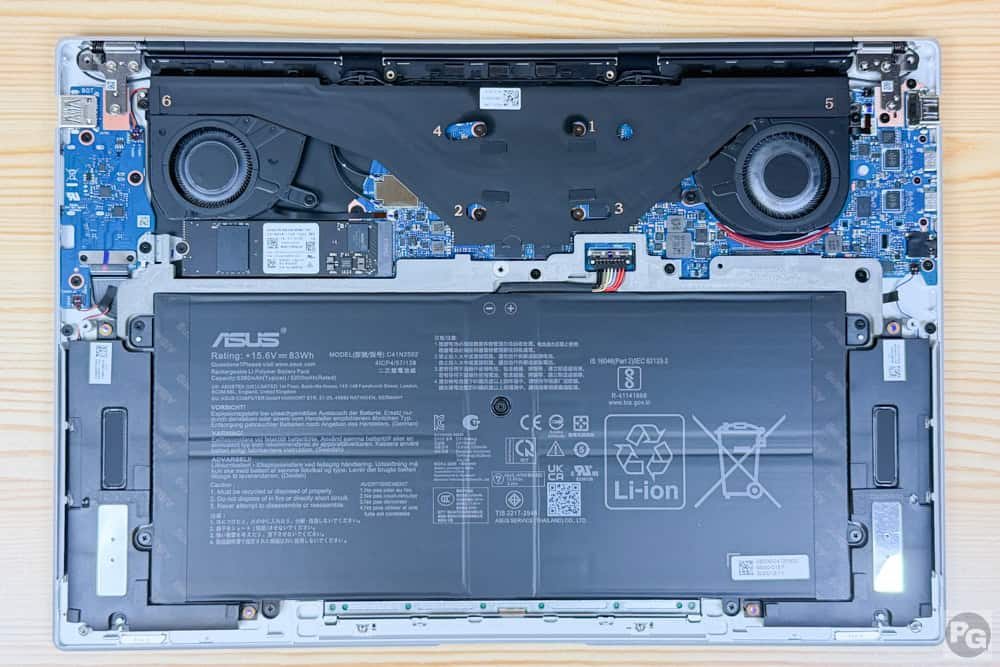 ASUS Zenbook S16 (UM5606) 筐体内部。ファンが2基見える