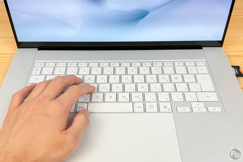 ASUS Zenbook S16 (UM5606) キーボードをタイピングしている画像