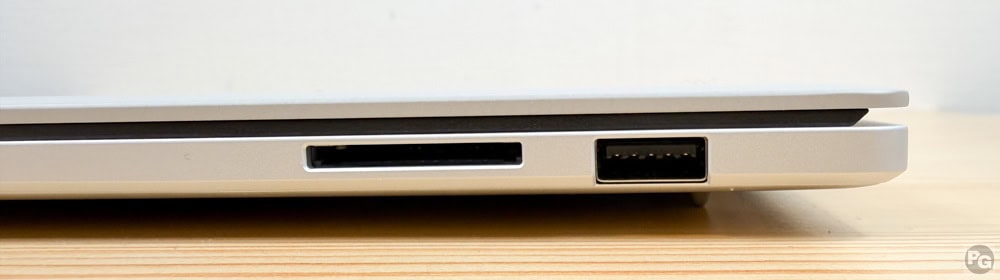 ASUS Zenbook S16 (UM5606) 右側面インターフェイス。SDカードリーダー、USB 3.2 Gen 2