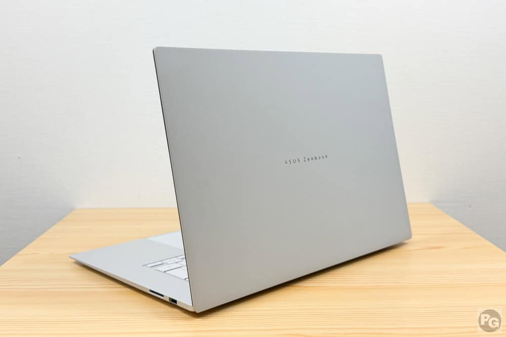 ASUS Zenbook S16 (UM5606) 背面