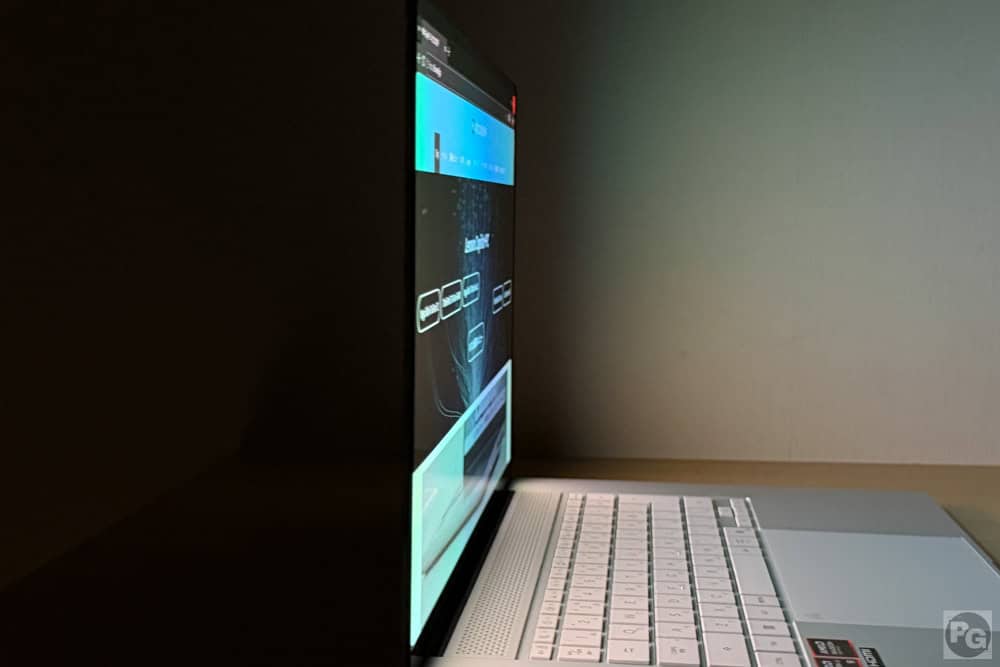 ASUS Zenbook S16 (UM5606) ディスプレイ視野角のチェック。横から見てもしっかりと見える