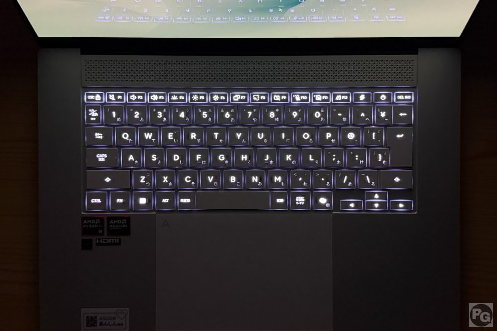 ASUS Zenbook S16 (UM5606) キーボードバックライトON。暗所でも明るく見やすい