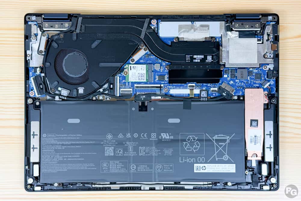 HP OmniBook X Flip 14-kb 筐体内部。ファン1機とヒートパイプ2本がみえる