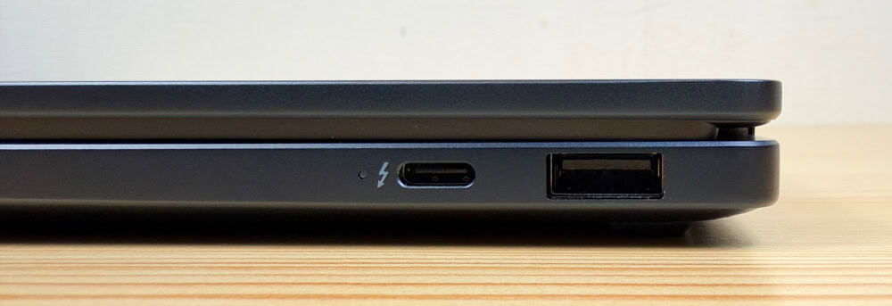 HP OmniBook X Flip 14-kbインターフェイス。右側面にはThunderbolt 4とUSB-A 10Gbps