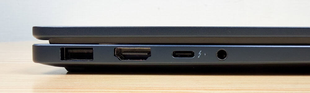 HP OmniBook X Flip 14-kbインターフェイス。左側面にはUSB-A 10Gbps、HDMI、Thunderbolt 4、マイク/ヘッドフォンジャック