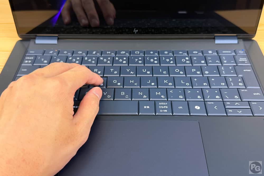 HP OmniBook X Flip 14-kbのキーボードをタイピングしている