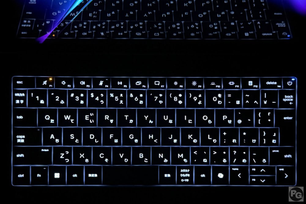 HP OmniBook X Flip 14-kbのキーボードバックライトON。十分な軽さで視認性が高い