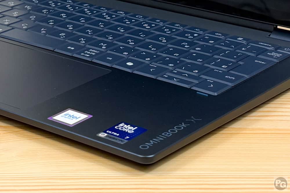HP OmniBook X Flip 14-kbパームレストにあるロゴ