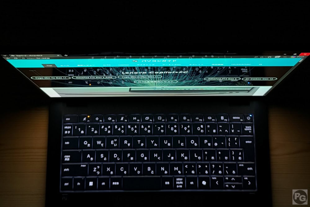 HP OmniBook X Flip 14-kb（インテル）視野角のチェック。上から見てもしっかり見える