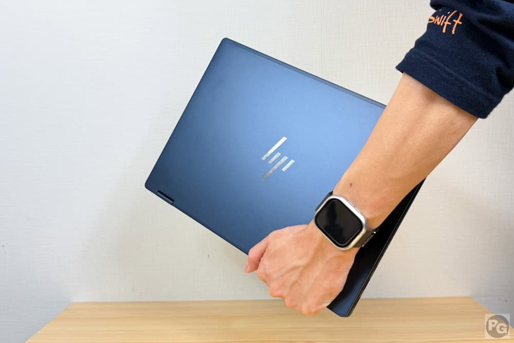 HP OmniBook X Flip 14-kb　片手で持ち運びできる軽さ