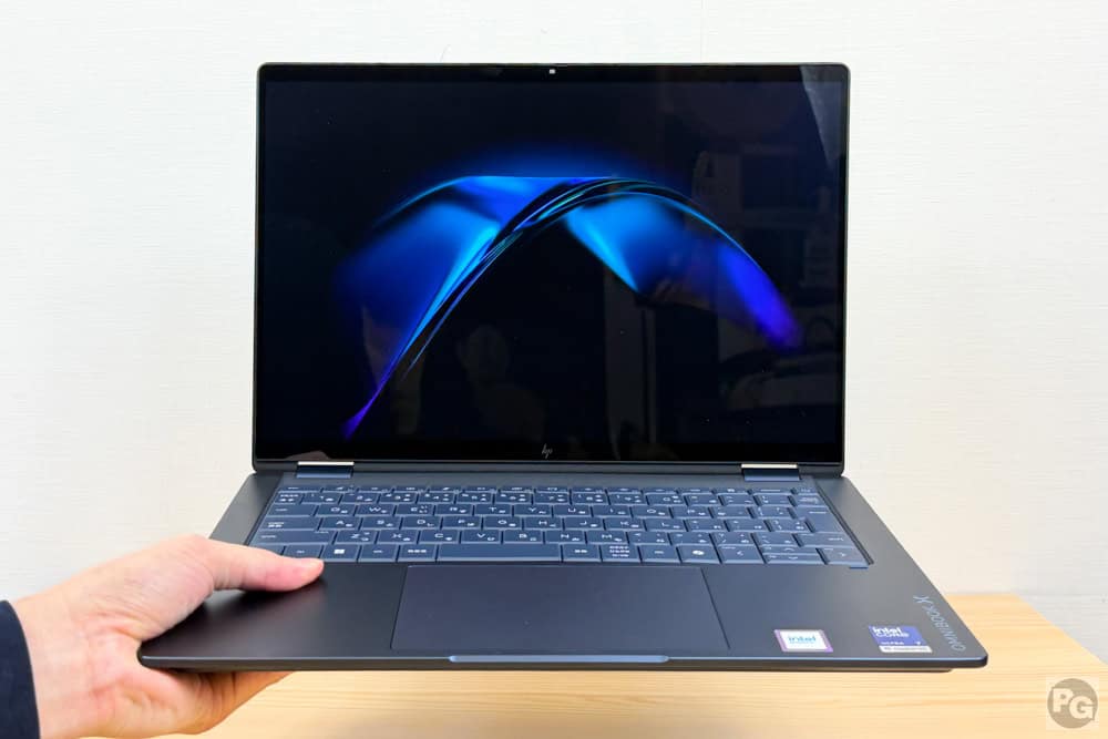 HP OmniBook X Flip 14-kb　片手で持ってるほど軽い