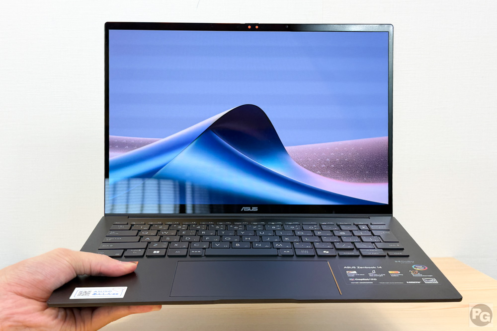 ASUS Zenbook 14 (UM3406)を片手で持っている画像。軽量でもちやすい