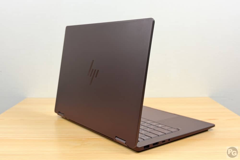 HP OmniBook X Flip 14-kc（AMD）背面から撮影。茶色っぽい色がわかる