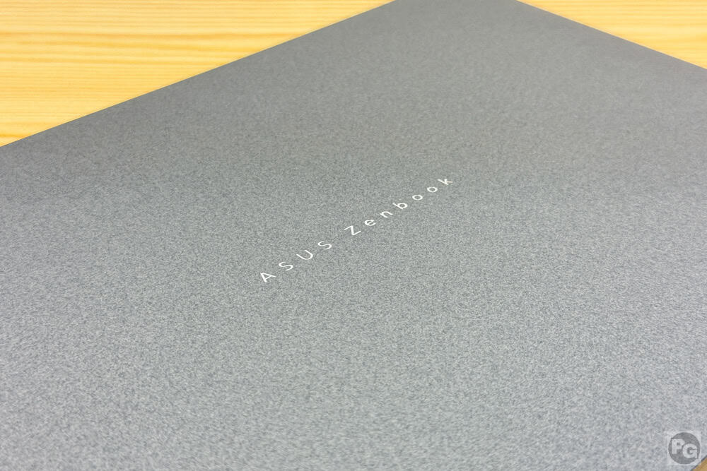 ASUS Zenbook S14 (UX5406)の天板。セラルミナム曽合でユニークな表面なのがわかる