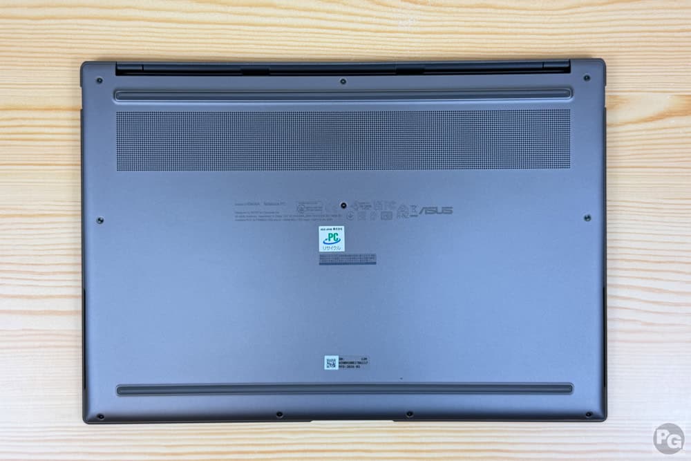 ASUS Zenbook S14 (UX5406) 底面カバーにメッシュの通気口