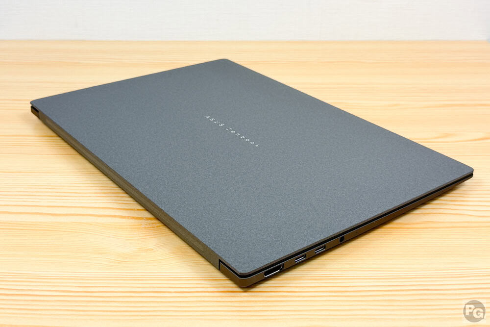 ASUS Zenbook S14 (UX5406) 筐体寸法・幅310.3mm×奥行き214.7mm×高さ11.9～12.9mm
