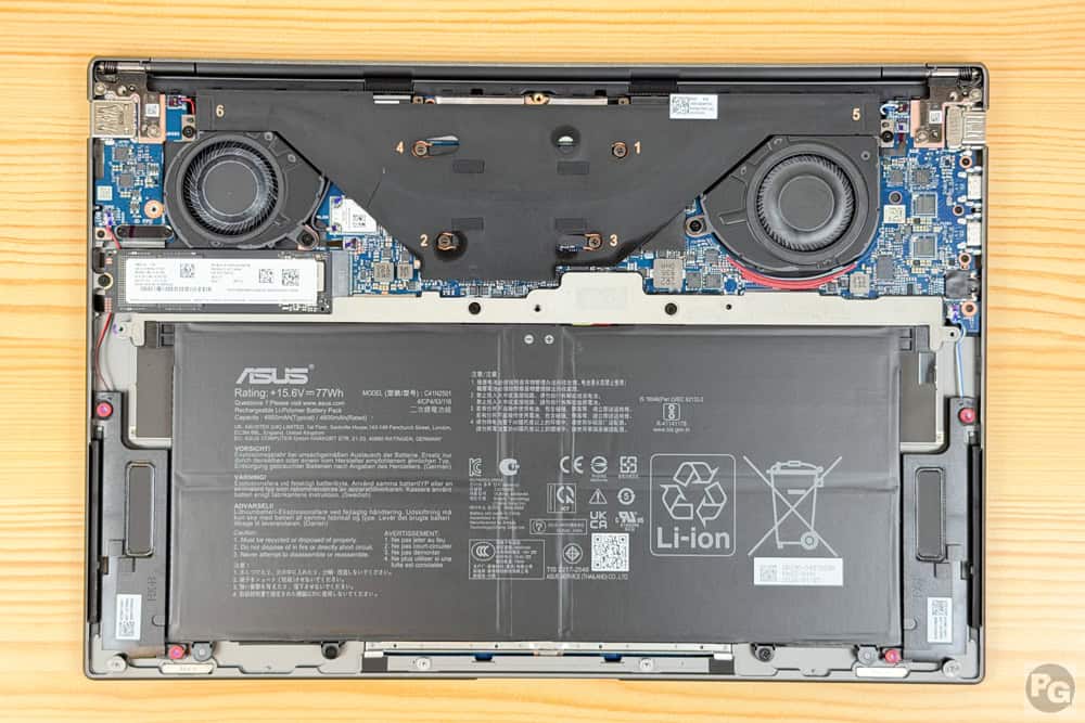 ASUS Zenbook S14 (UX5406)筐体内部。ファン2基とヒートパイプ1本が見える