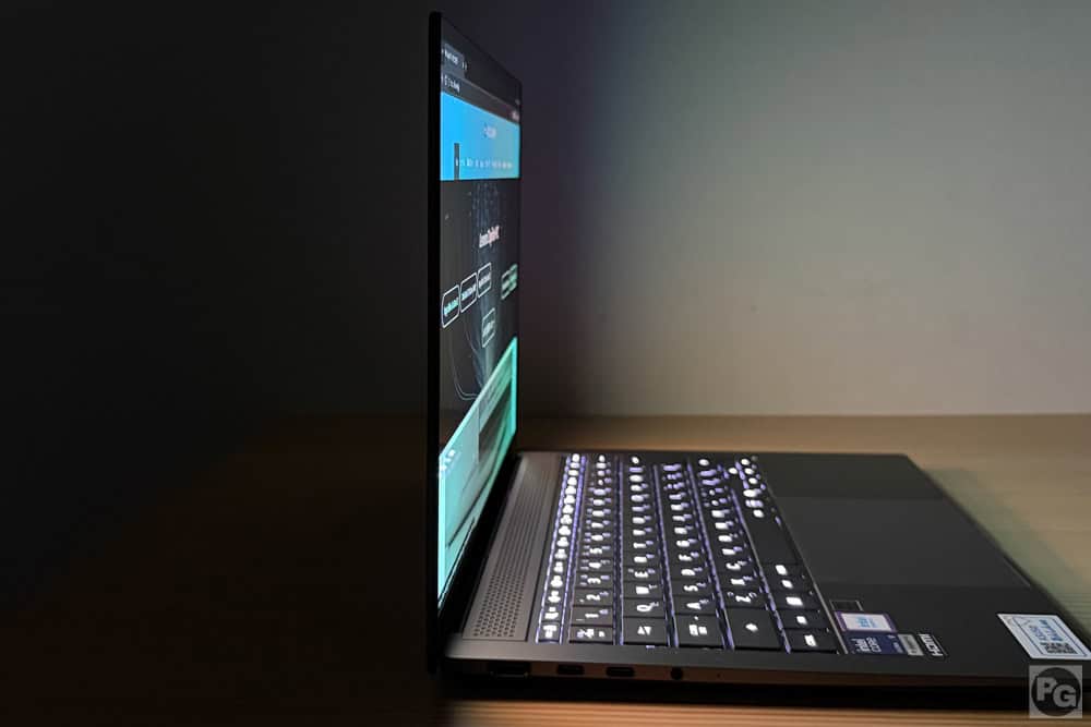 ASUS Zenbook S14 (UX5406) 視野角のチェック。横からでもしっかりと見える