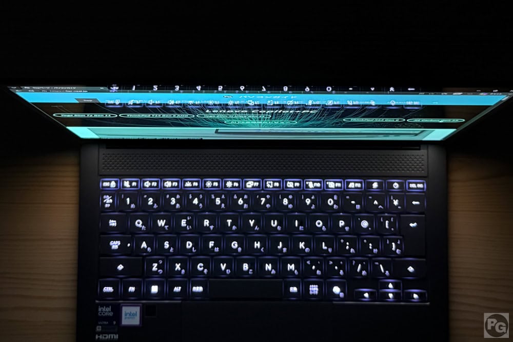 ASUS Zenbook S14 (UX5406) 視野角のチェック。上からでもしっかりと見える