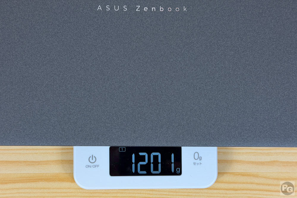 ASUS Zenbook S14 (UX5406)の重さ計測1201gと軽い
