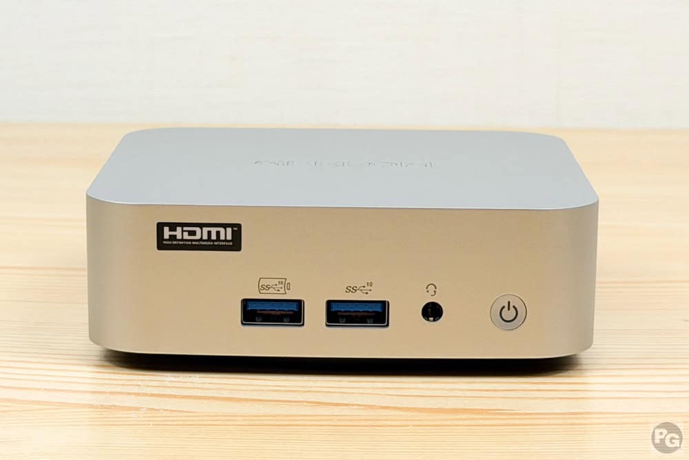 GEEKOM A7 正面インターフェイス。USB 3.2 Gen 2が2つ、3.5ミリジャック