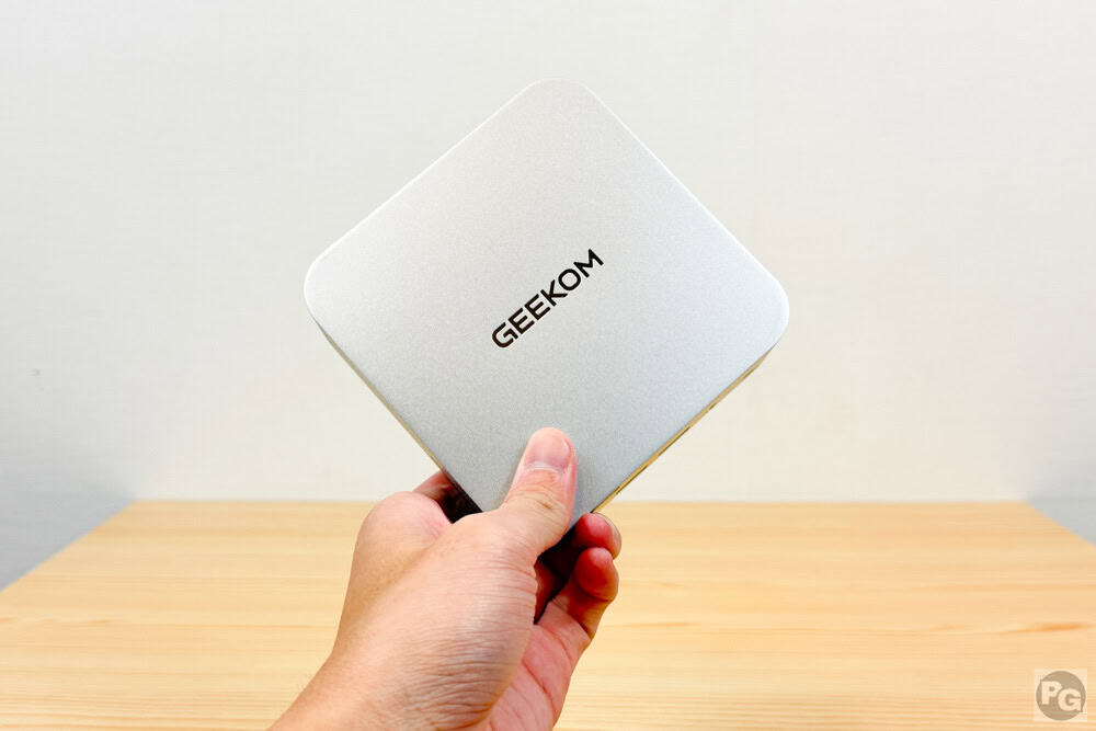 GEEKOM A7を指3本で持っている画像。とても小さく、とても軽いのがわかる