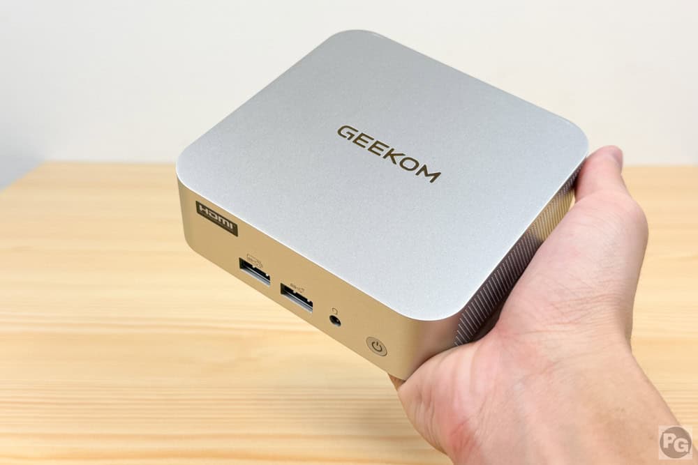 GEEKOM A7を掌に載せている