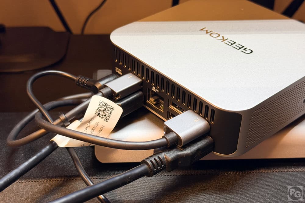 GEEKOM A7の背面ポート。小さな筐体にたくさんのケーブルをさせるので欄座右に見える