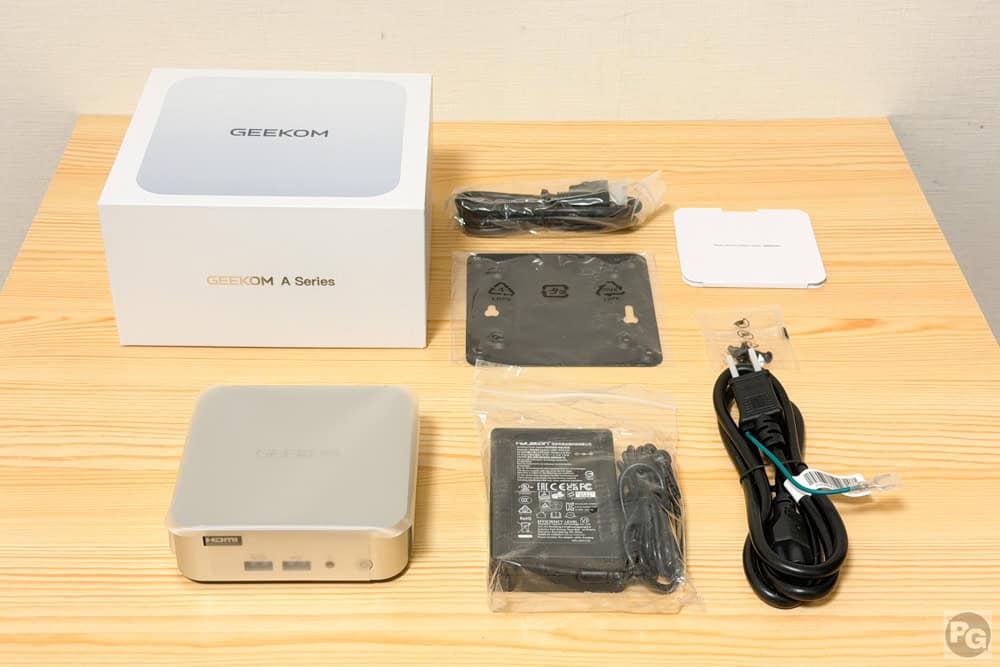 GEEKOM A7の付属品。本体ACアダプタ、HDMIケーブル、VESAマウント用ブラケット