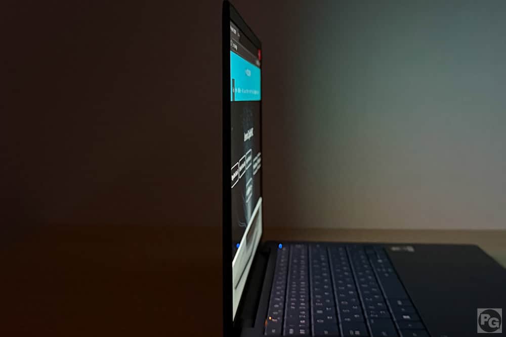 HP EliteBook X G2i 14 AI PC 視野角のチェック。真横からでもしっかりと見える