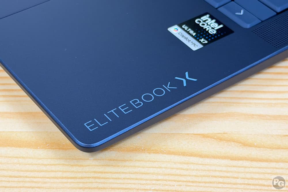 HP EliteBook X G2i 14 AI PC パームレストのロゴ