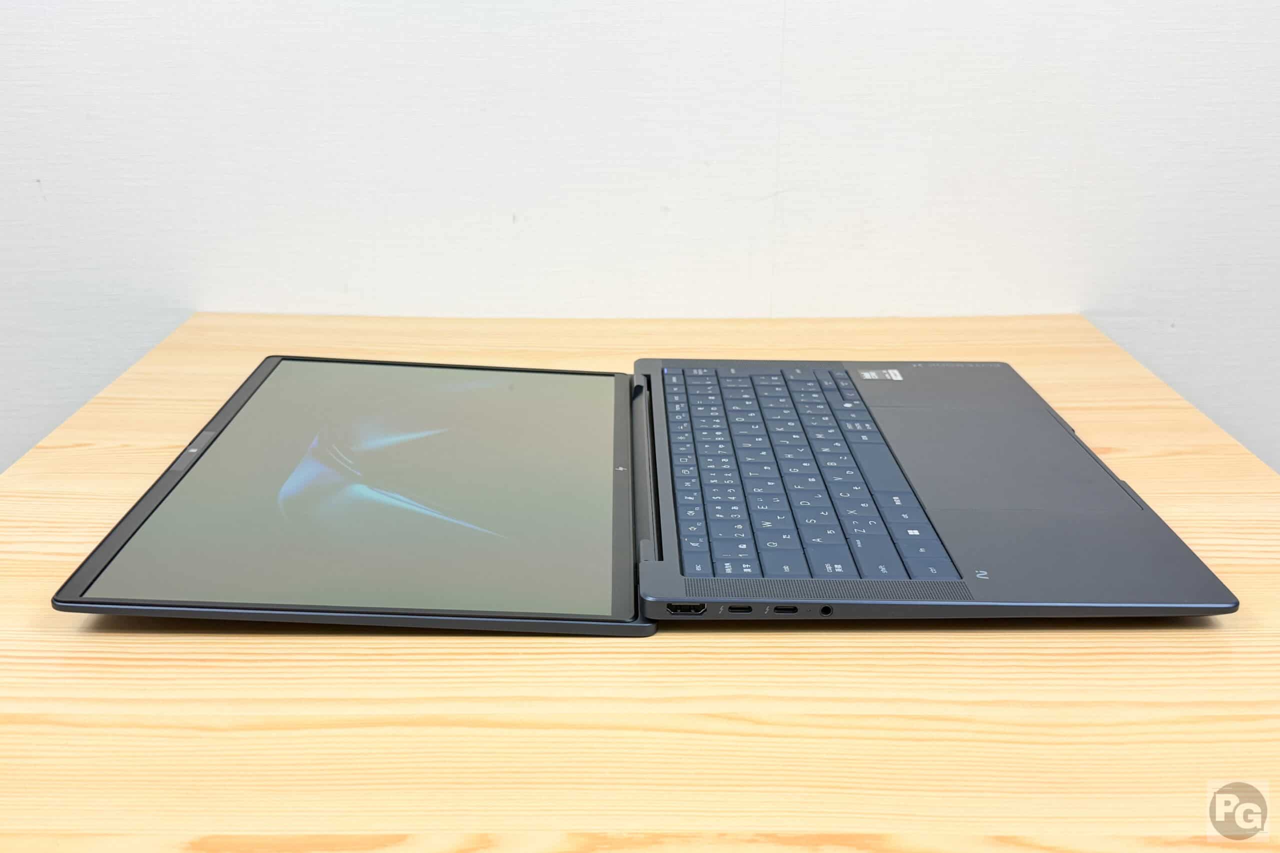 HP EliteBook X G2i 14 AI PCのディスプレイは180度開き、片手で開けることができる