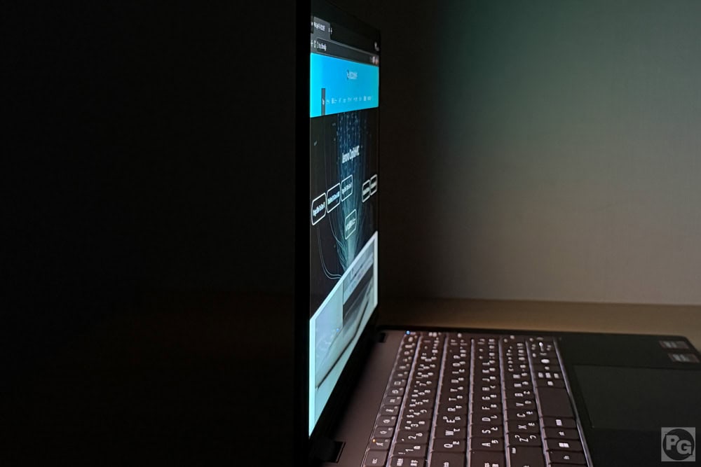 HP OmniBook X Flip 14-kc AMDの視野角チェック。横から見てもしっかりと見える