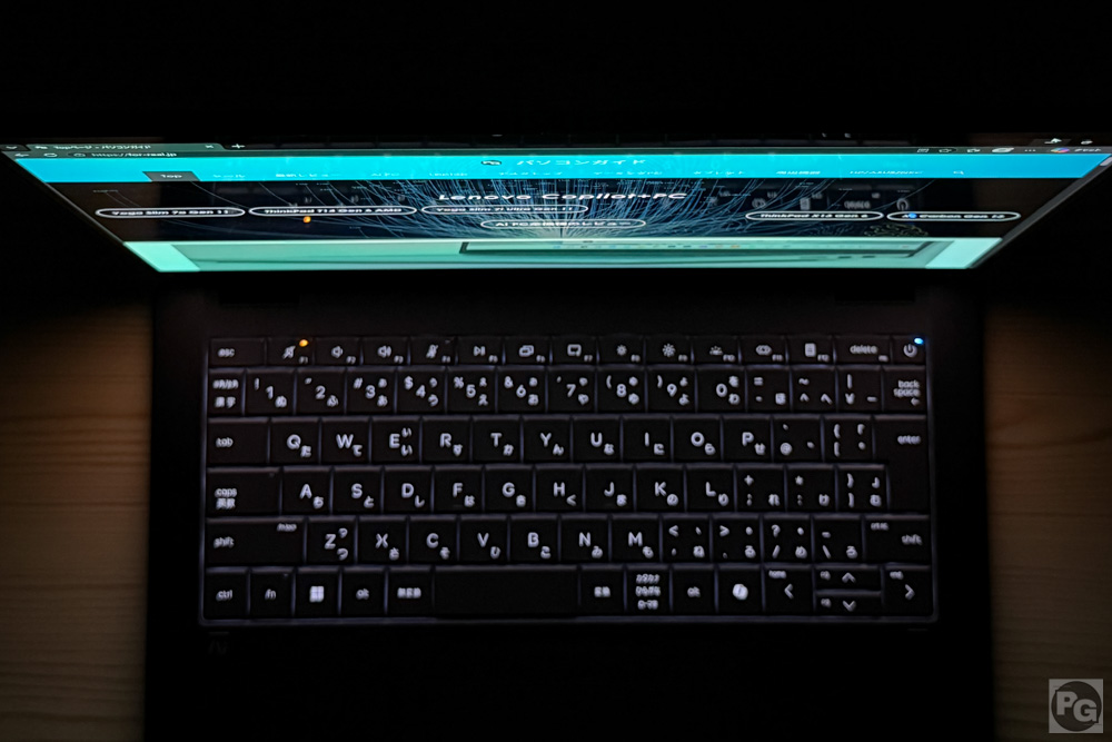 HP OmniBook X Flip 14-kc AMDの視野角チェック。上から見てもしっかりと見える