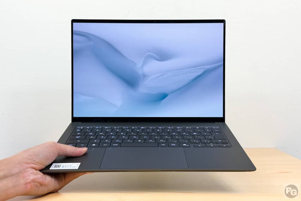 ASUS Zenbook S14 (UX5406)を片手で楽々持てるほど軽い