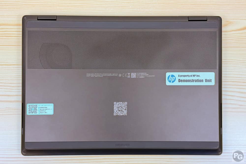 OmniBook X Flip 14-kc 底面カバー。大きな通気口がある
