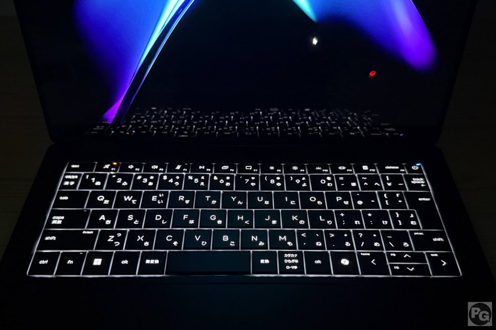 OmniBook X Flip 14-kcキーボードバックライトオン。十分明るく見やすい