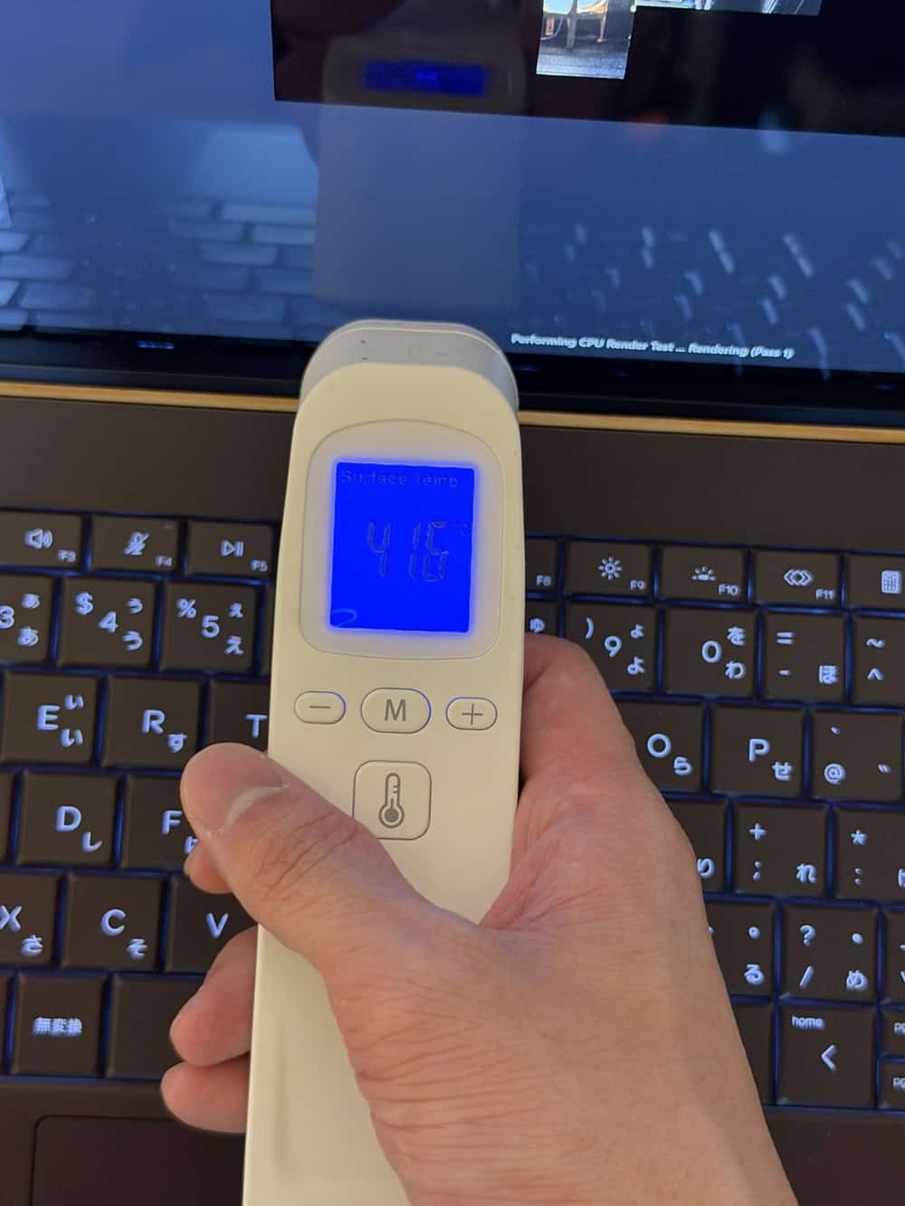 OmniBook X Flip 14-kc　ベンチマーク実行時のPC表面温度41.6度