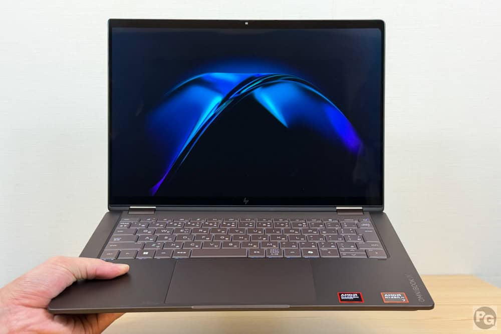 HP OmniBook X Flip 14-kc（AMD）を片手で持っている