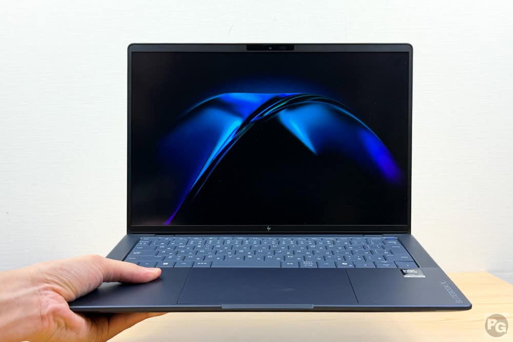 HP EliteBook X G2i 14 AI PCを片手で軽々と持ち上げている画像