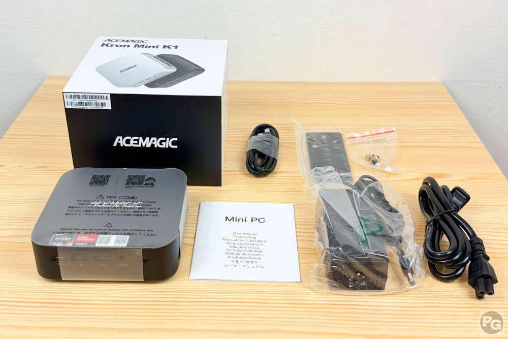 ACEMAGIC K1 の付属品。65W ACアダプタ、HDMIケーブル、VESAマウント用ブラケット、そして説明書です