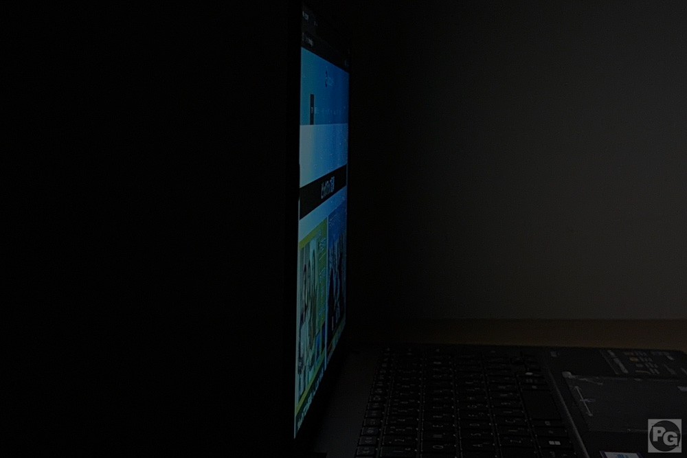 ASUS Vivobook S14 (S3407) ディスプレイの視野角をチェック。画面輝度が低いため薄暗く見えるが視野角は十分