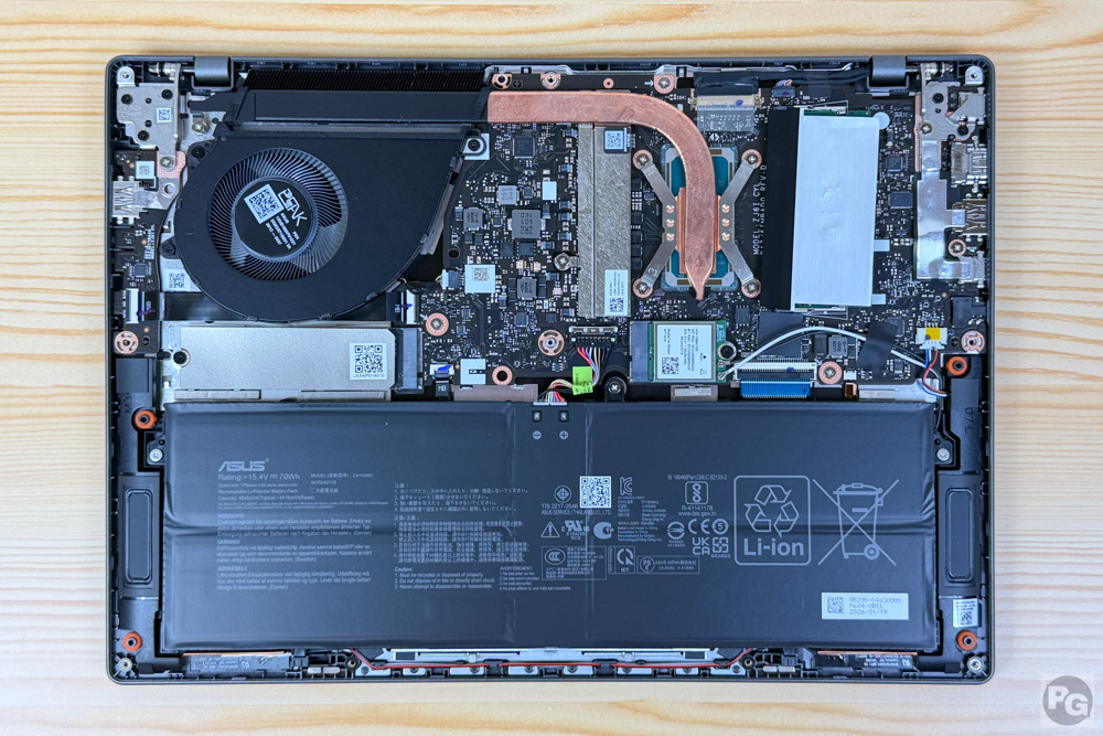 ASUS Vivobook S14 (S3407)筐体内部。ファン1つとヒートパイプ1本搭載している