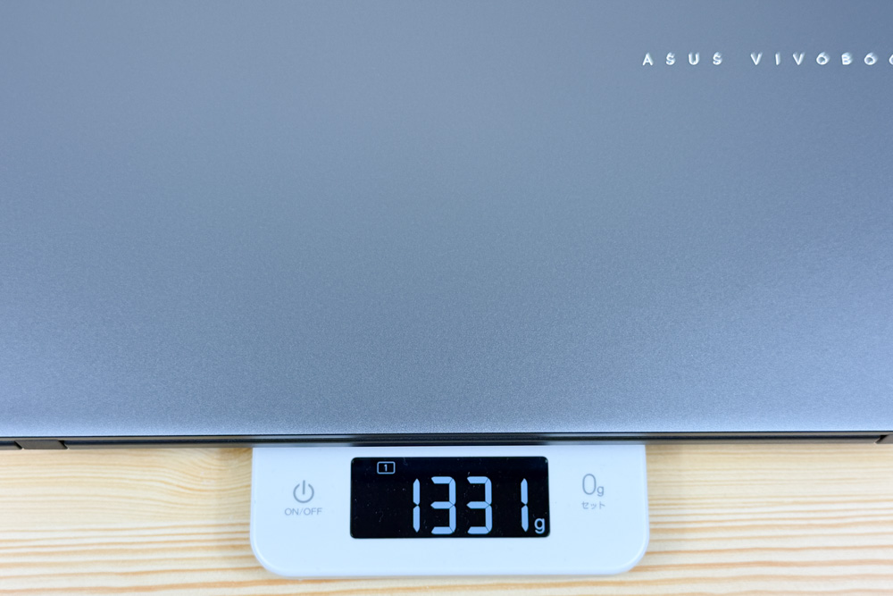 ASUS Vivobook S14 (S3407)重さを計測すると1331gだった。14インチでは軽い方