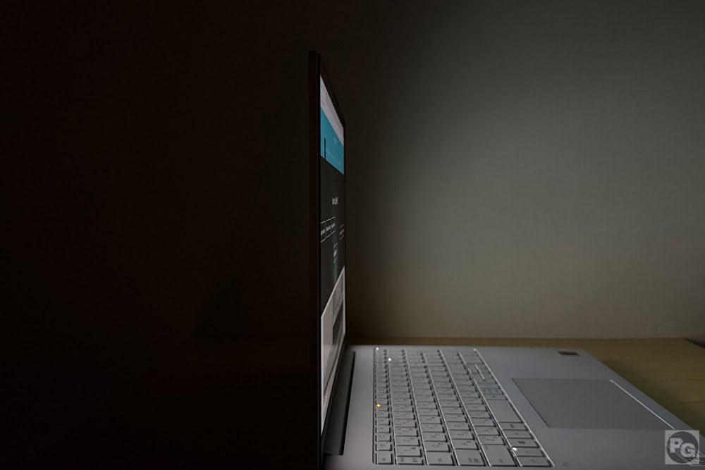 HP OmniBook 3 16-bzの視野角。横から見てもはっきりと見える