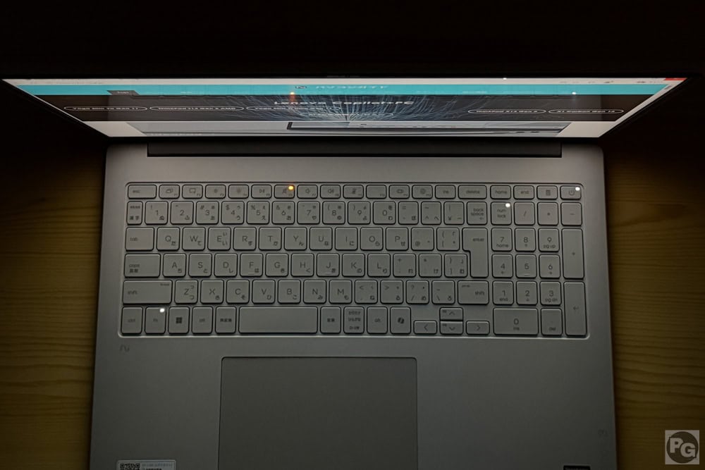 HP OmniBook 3 16-bzの視野角。上から見てもはっきりと見える