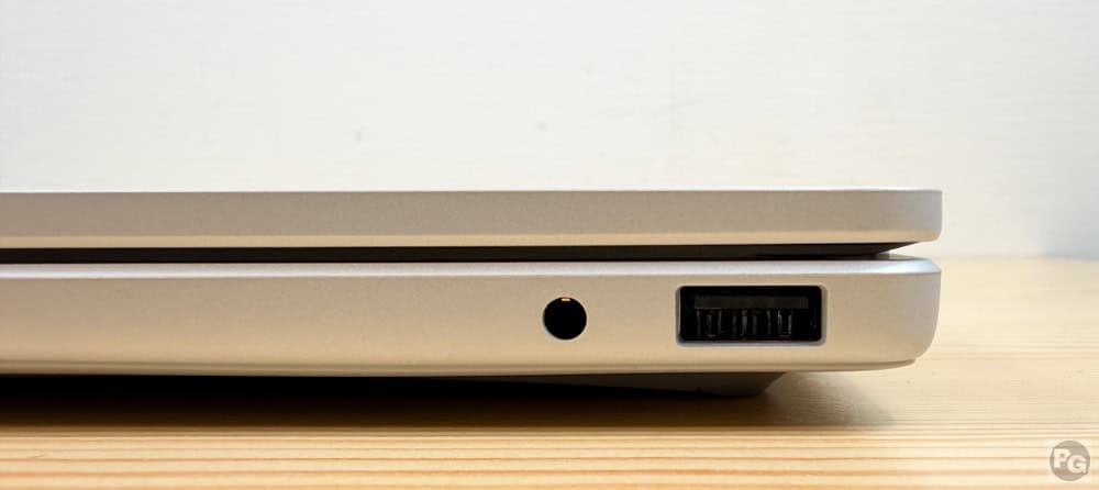 HP OmniBook 3 16-bz右側面インターフェイス。マイクヘッドフォンジャック USB-A