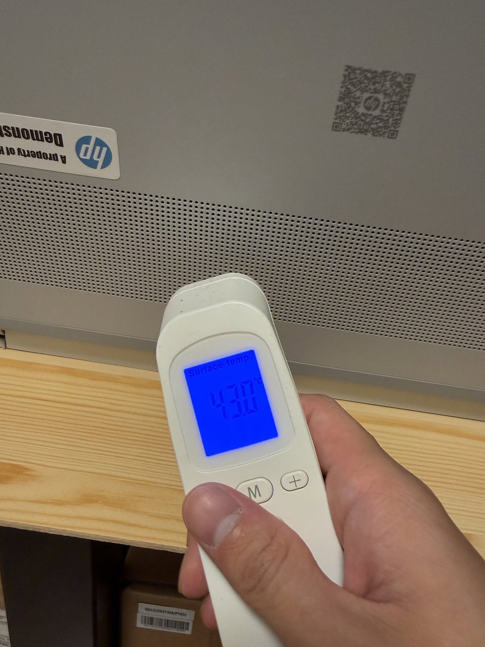 HP OmniBook 3 16-bz ベンチマーク実行時のPC底面温度43度と標準的
